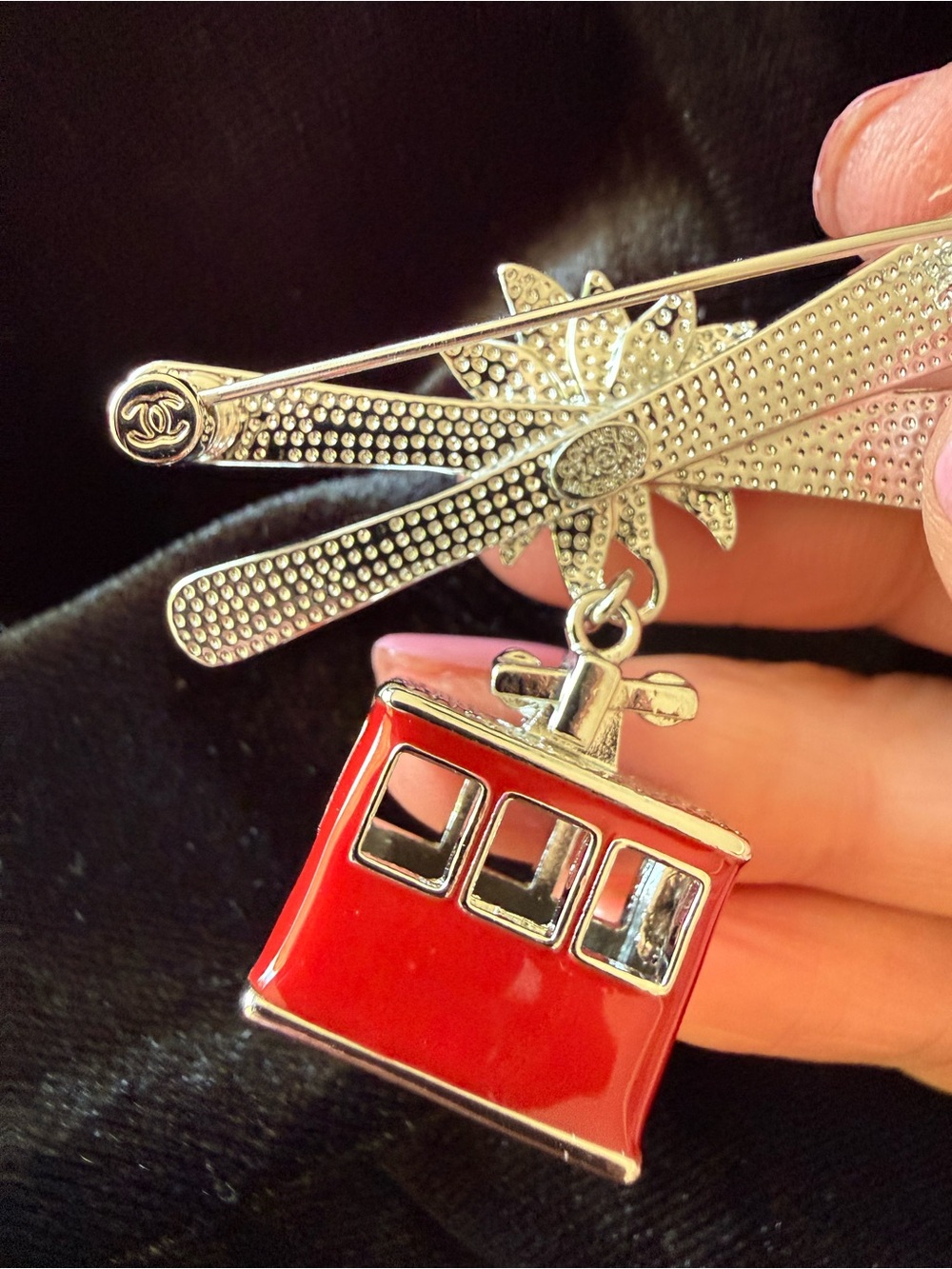 ChaneI Salzburg. Enameled Cable Car🚠 Skies ⛷️Flower🌸 Brooch - Picture 4 of 9